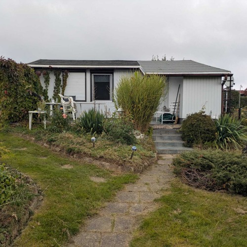 sch&ouml;ner Garten in S&uuml;dhanglage mit gro&szlig;em Bungalow und Gew&auml;chshaus